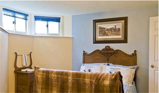 Clearview Station & Caboose B&B Creemore Room photo